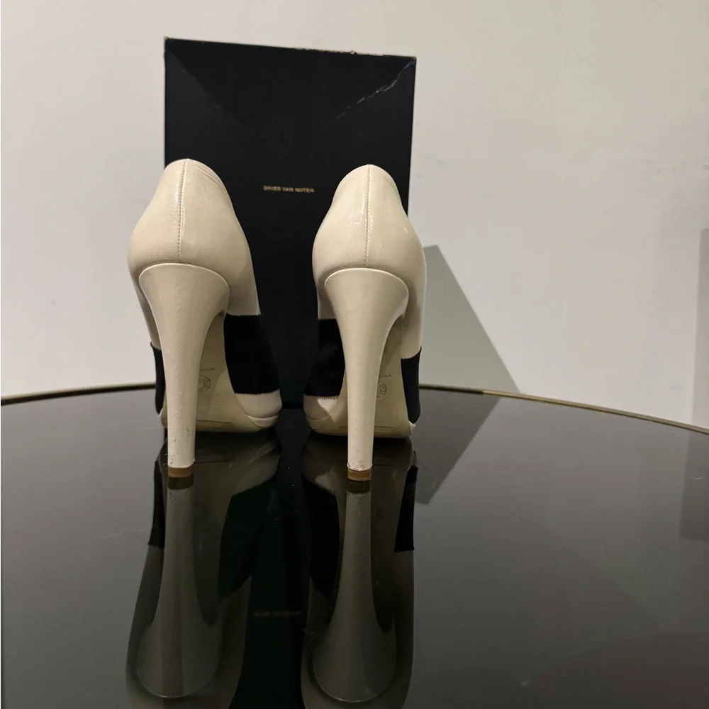 Dries Van Noten ecru leather with black fabric.designers signature curved heel. - Picture 5 of 14